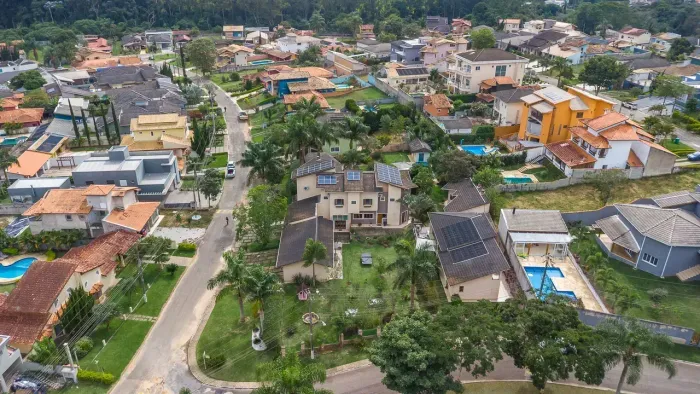Casa em Condomínio Fechado Vargem Grande Paulista/SP Casa de esquina, localizada em fre