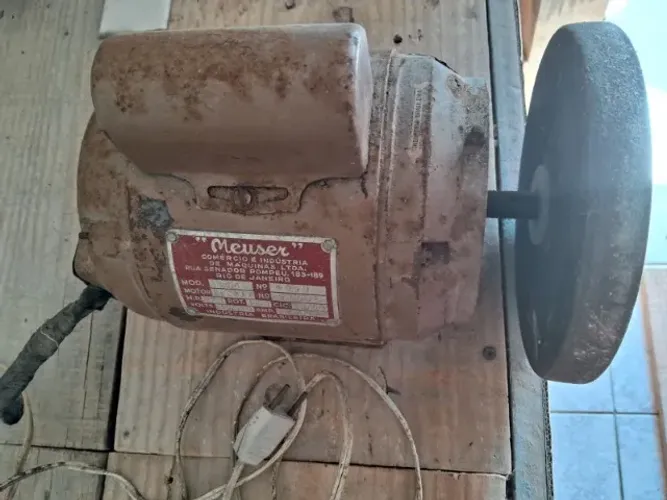 Esmeril de Bancada Bivolt Marca Meuser Motor Pecker Rotação: 1400 R$ 159