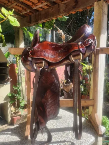 Vendo essa Linda sela de cabeça, couro original. Barrigueira nova. IMPERDÍVEL.