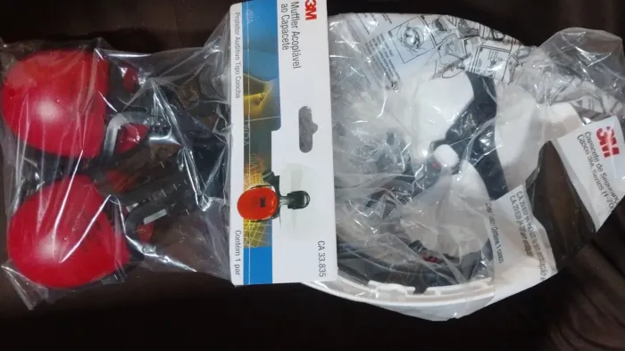 Vende se 05 capacete de segurança 3M H700 kit 2x1 com abafador Muffler acoplado