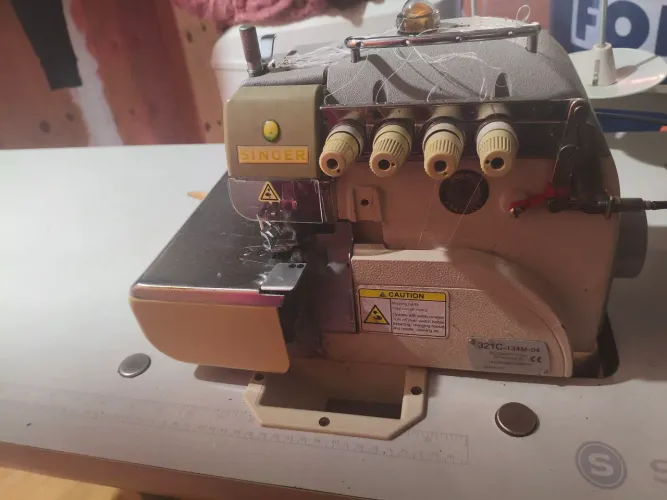 Máquina de costura ponto cadeia
