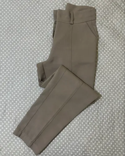 Calça alfaiataria cinza cintura alta 