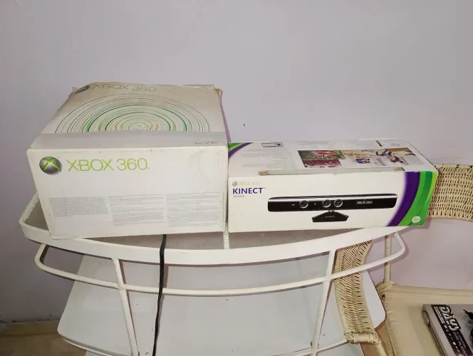 Xbox 360 com 2 controles e kinect.
