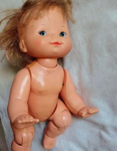 Boneca antiga engatinha da estrela