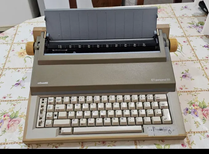 Para colecionador - Máquina de escrever OLIVETTI ET peseonal 55