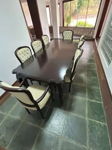 Mesa de Madeira 8 lugares, com cadeiras estofadas (6 sem braços e 2 com  braços nas cabece