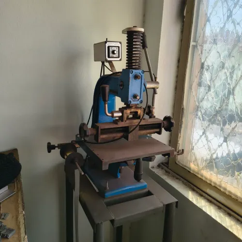 máquina de hot stamping manual (parece ser o modelo Cardoso TR-2)