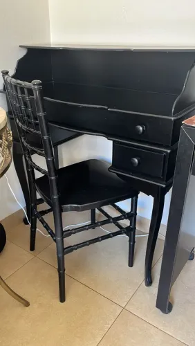 Conjunto Escrivaninha Colonial Preta e Cadeira Tiffany Preta