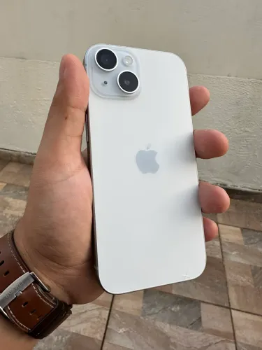iPhone 15 128 GB com detalhe