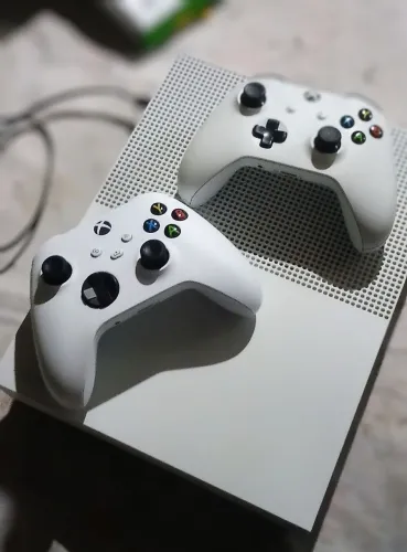 Vende Xbox One S bastante conservado 2 controles