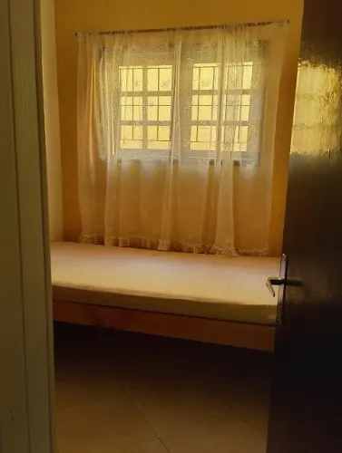 Aluga-se quartos individuais mobiliados