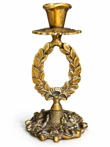 Castiçal antigo em metal dourado