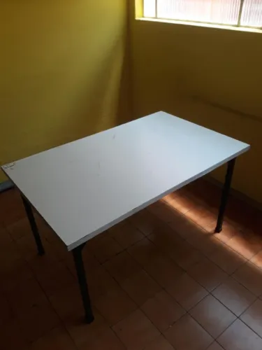 MESA RETANGULAR TAMPO MDF - BRANCA - COM PÉS DE METAL