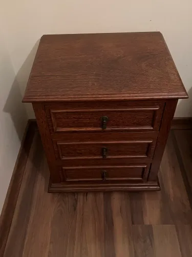 Mesa de cabeceira com gavetas em madeira maciça