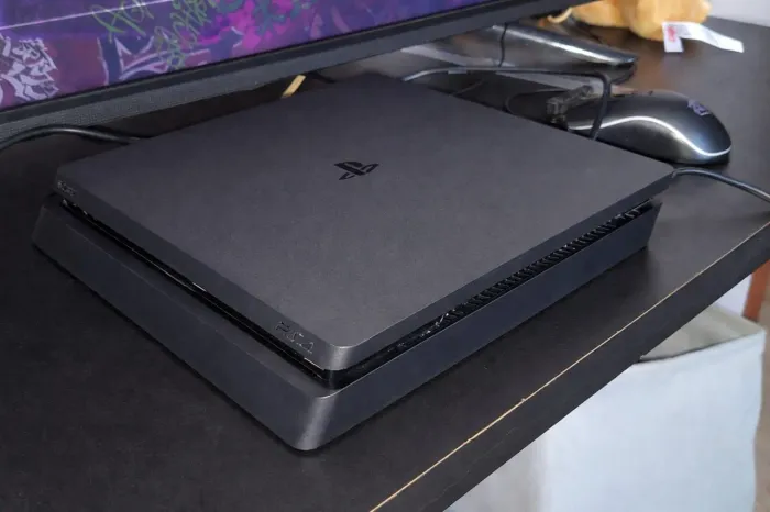 PS4 Sony (usado) com controle e cabos