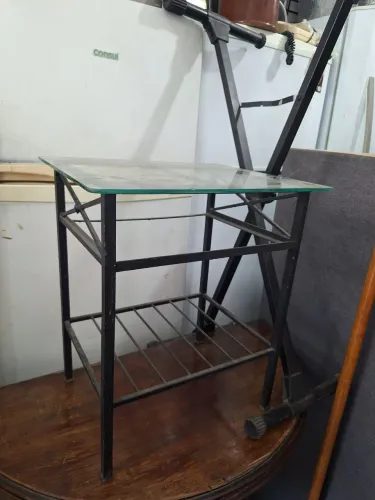 Mesa de ferro com vidro em bom estado.