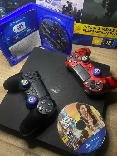 Ps4 Slim 1TB na Caixa - Cheio de Jogos - Dois Controles - Todos os Cabos