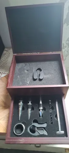 Kit assessórios para vinho em caixa de madeira