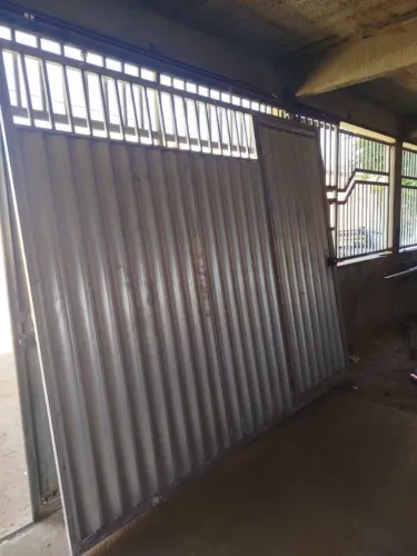 Portão de garagem todo galvanizado com grades na parte superior e social  2,50 x 3,00.