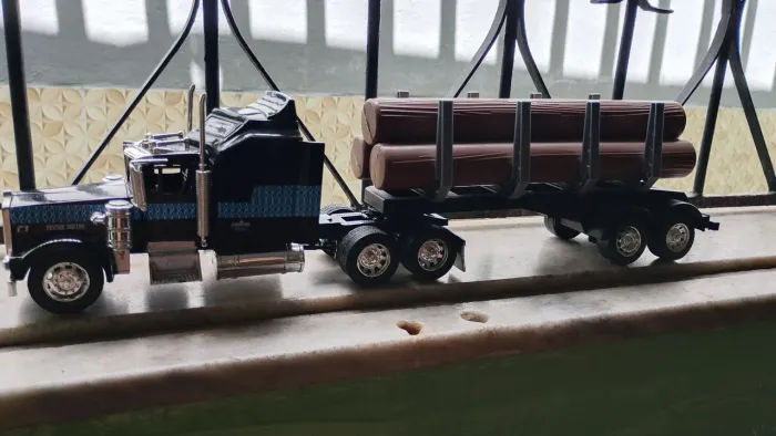 Miniatura Caminhão Madeireiro Americano com Reboque - Escala 1:32