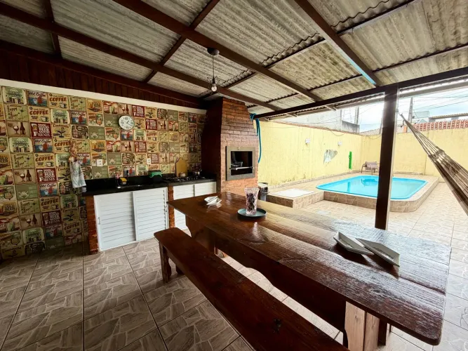 Casa com piscina e 02 dormitórios