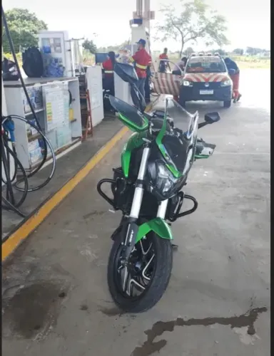 BAJAJ DOMINAR VERDE 400 CILINDRADAS