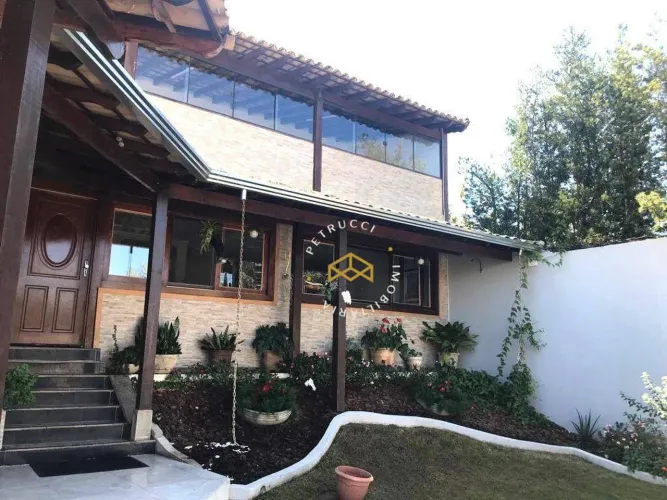 UMA CASA EXTRAORDINÁRIA COM VISTA PERMANENTE PARA O VALE DE SOUSAS