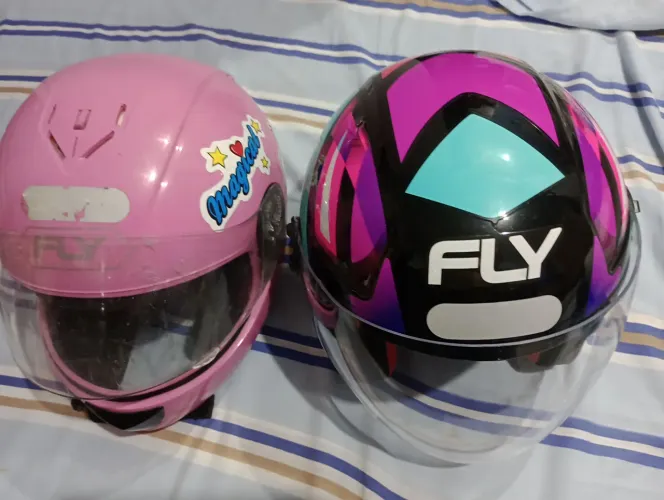Vende -se 2 capacetes . Um novo número 56 , o outro de criança, rosa pouco usado .