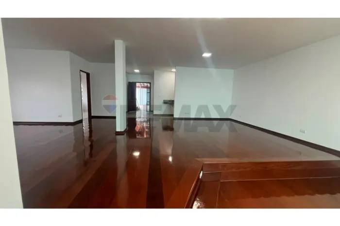 Casa para locação comercial ou residencial no Campolim na travessa da principal avenida da