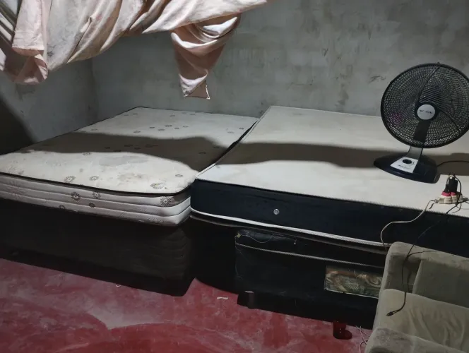 Vende-se 2 camas e um ventilador incluso