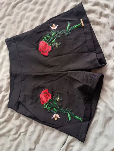 Short lindo preto bordado