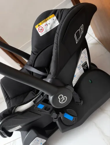 Este é um bebê conforto Galzerano, modelo Grid, na cor preta.