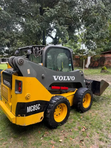 Mini carregadeira VOLVO - operacional 
