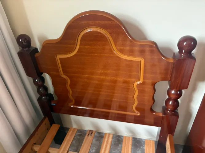 Cama de Madeira Mogno - Solteiro