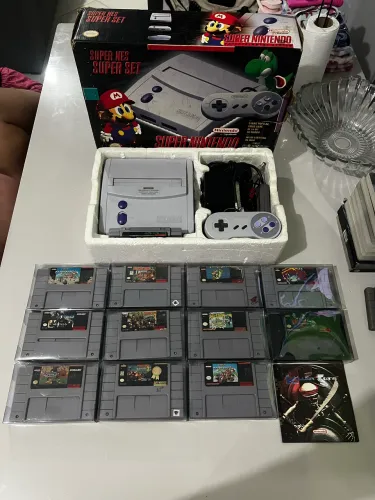 Super Nintendo na caixa com 12 cartuchos originais