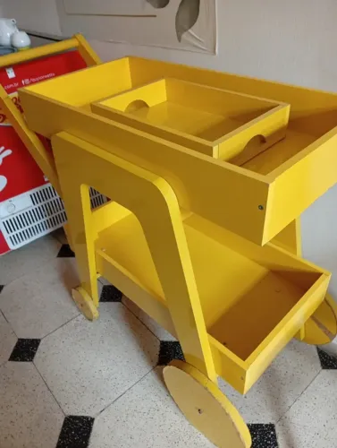 Bar carrinho amarelo em madeira