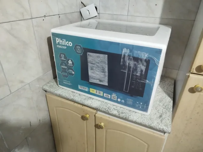 Microondas NOVO, Modelo Philco Espelhado 28L 127v, NA EMBALAGEM, LACRADO, sem detalhes.