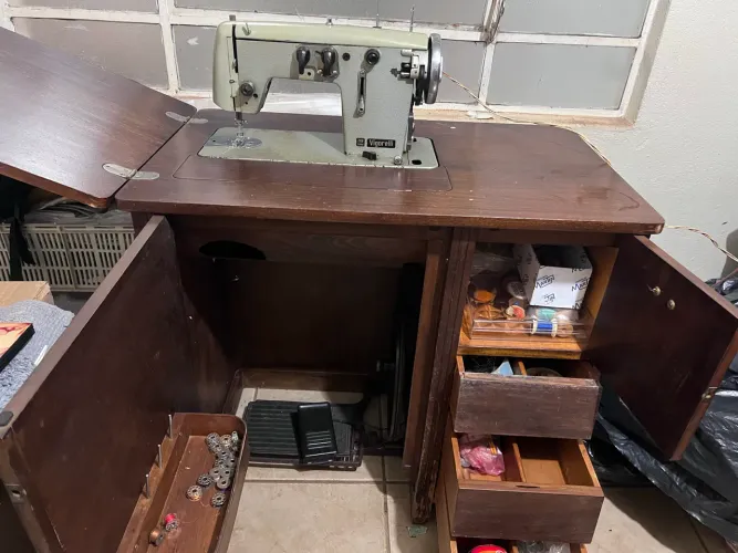 Máquina de Costura Antiga Vigorelli com Gabinete - ZZR Robot