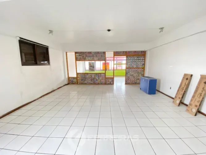 Locação anual de sala comercial ampla no Centro de Tramandaí