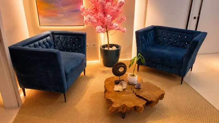 Jogo de sala reservada Poltronas, Mesa de Centro em Madeira Maciça, Tapete