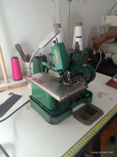 MAQUINA DE CUSTURA PARA ACABAMENTO.