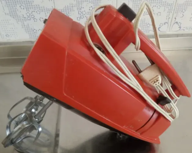 Batedeira Walita de mão Vermelha Antiga 110 V Perfeito estado R$ 69
