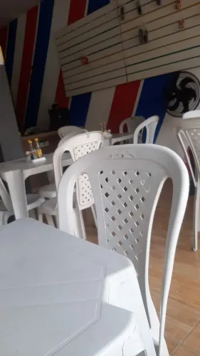 Mesa com 4 cadeira.de.plastico