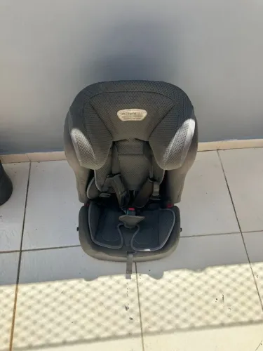 Cadeirinha infantil para veículo.