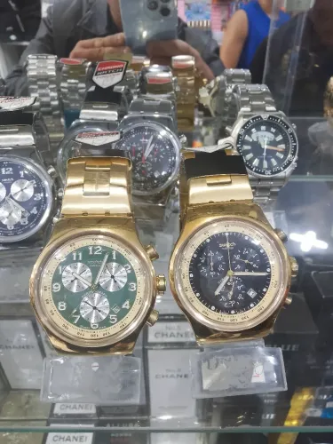 Relógio swatch funcinal série ouro, cara preta ,verde , prata