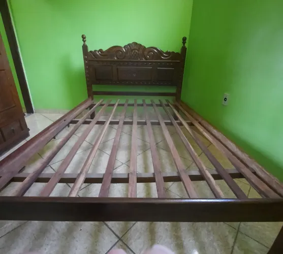 Cama de casal,madeira de sucupira, seminova.