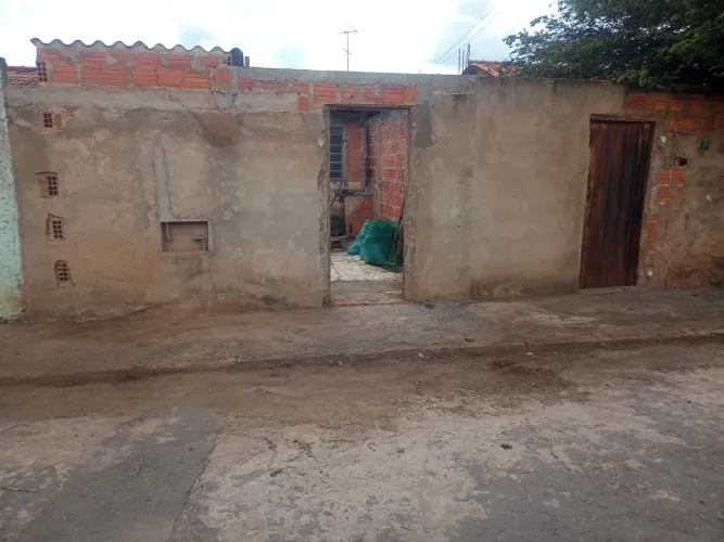 Vendo Casa (Barracão) em Contrução No Bairro Chiquinho Guimarães