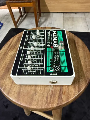 Pedal MicroSynth e pedaleira Zoom B1