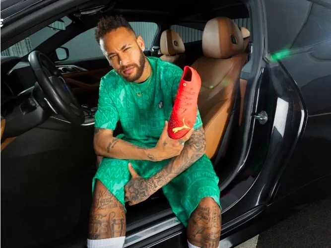 Chuteira Puma semi-nova edição exclusiva do neymar !!! Vendo rápido e negócio o preço