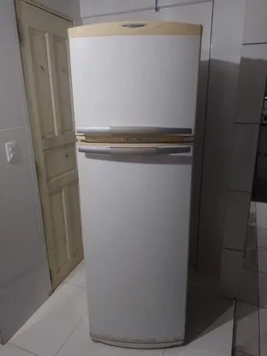 GELADEIRA BRASTEMP FROST FREE GELO SECO USADA COM MARCAS DE USO PORÉM GELANDO 